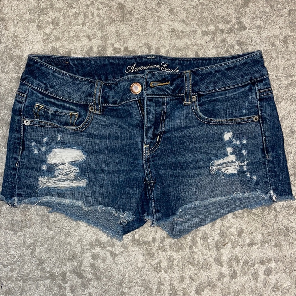 Women’s American Eagle low-waisted distressed shorts
